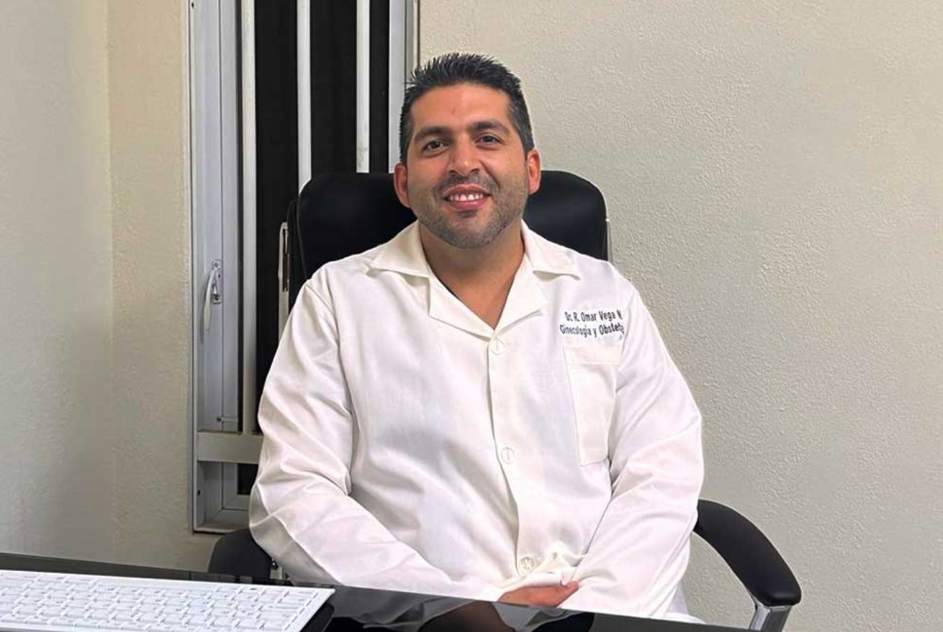 Dr. Omar Vega Niebla, ginecólogo y obstetra en Cabo San Lucas, en su consultorio de Hospital Reforma